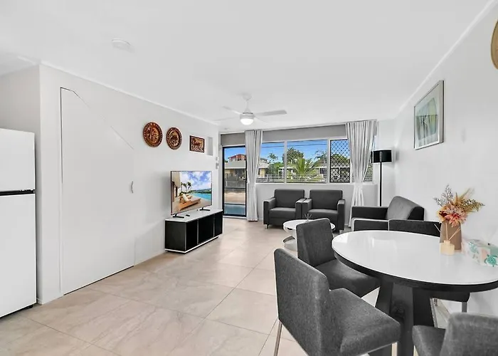 Gold Coast Waterfront Townhouse Broadbeach Waters