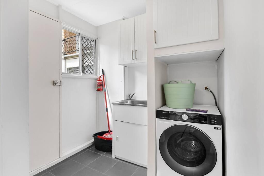 Waterfront Townhouse Broadbeach Waters * Gold Coast